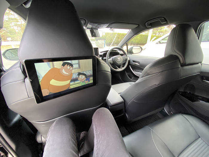 車の後部座席にタブレット固定して動画 映画 Tv番組をみる 長時間ドライブの子供退屈対策 いやまいったね